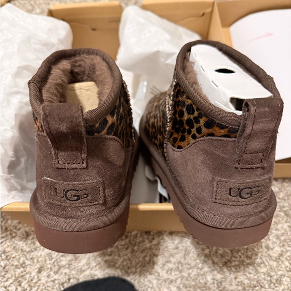UGG CLASSIC ULTRA MINI CASPIAN LEOPARD - Picture 3 of 8